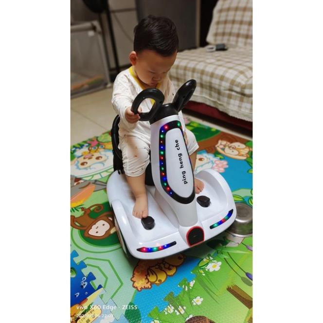 Xe máy điện cho bé, Xe ô tô điện trẻ em cân bằng xoay 360 độ có nhạc đèn