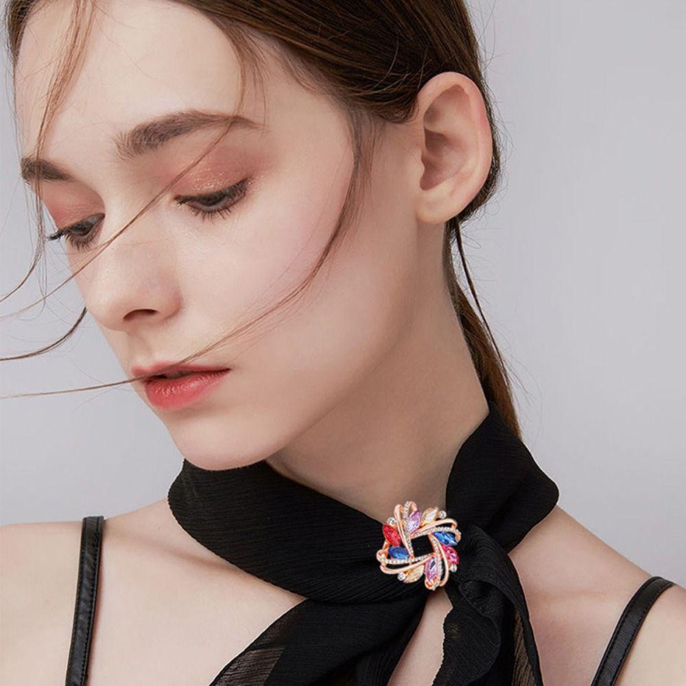 Khóa Khăn Quàng Cổ Hình Tròn Họa Tiết Hoa Nhiều Màu Sang Trọng