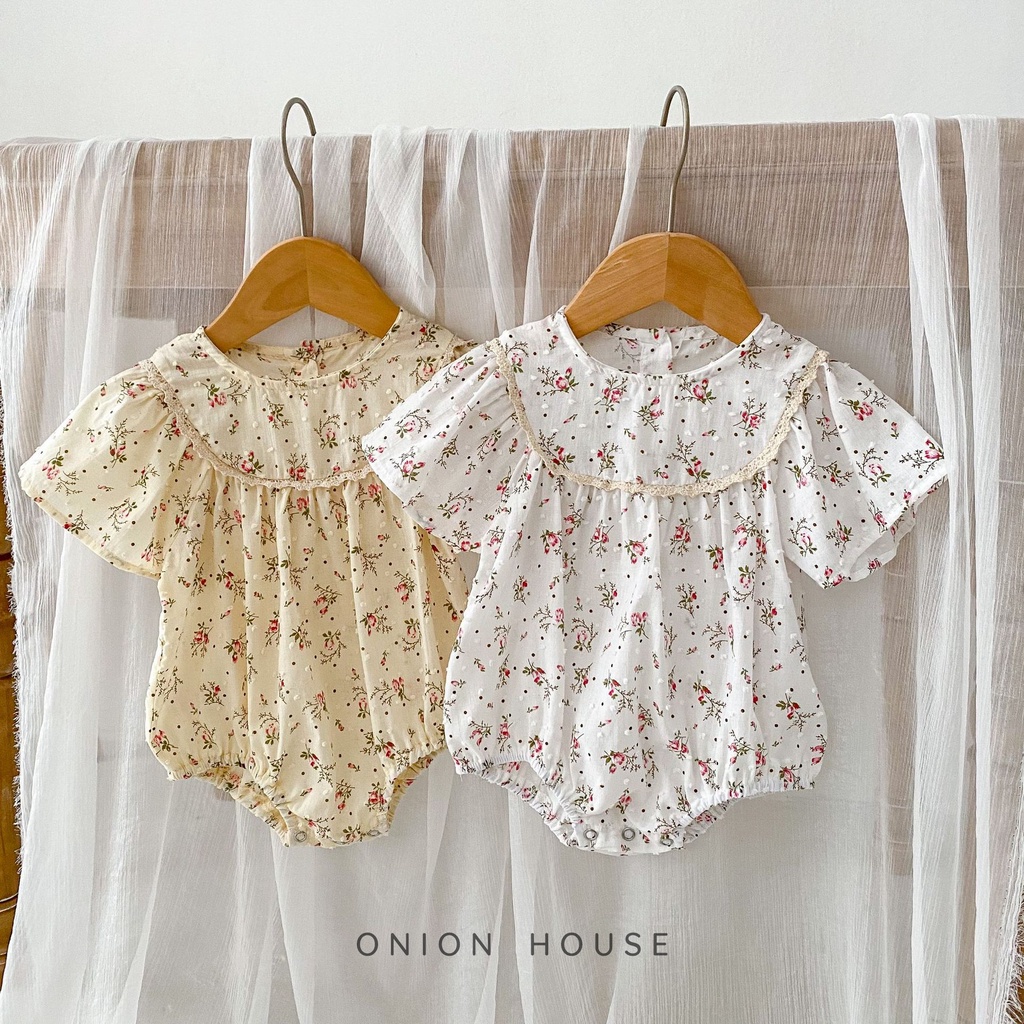 Bộ đồ liền thân trắng vàng hoa nhí tay cánh tiên viền ngực bé gái