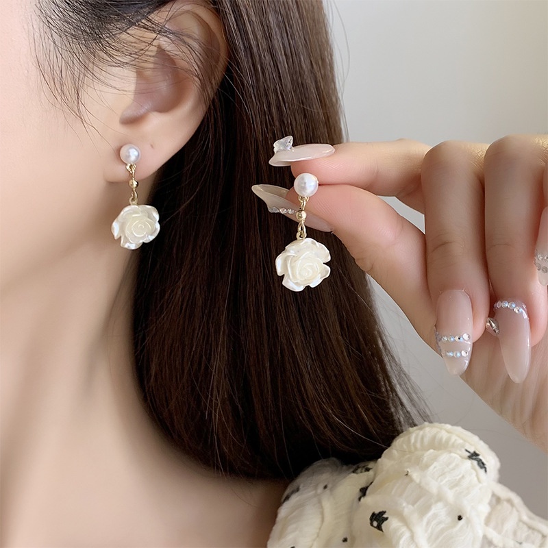 Bông Tai Dạng Kẹp Không Cần Lỗ Hình Hoa Trà Đính Ngọc Trai Màu Trắng CEk1400