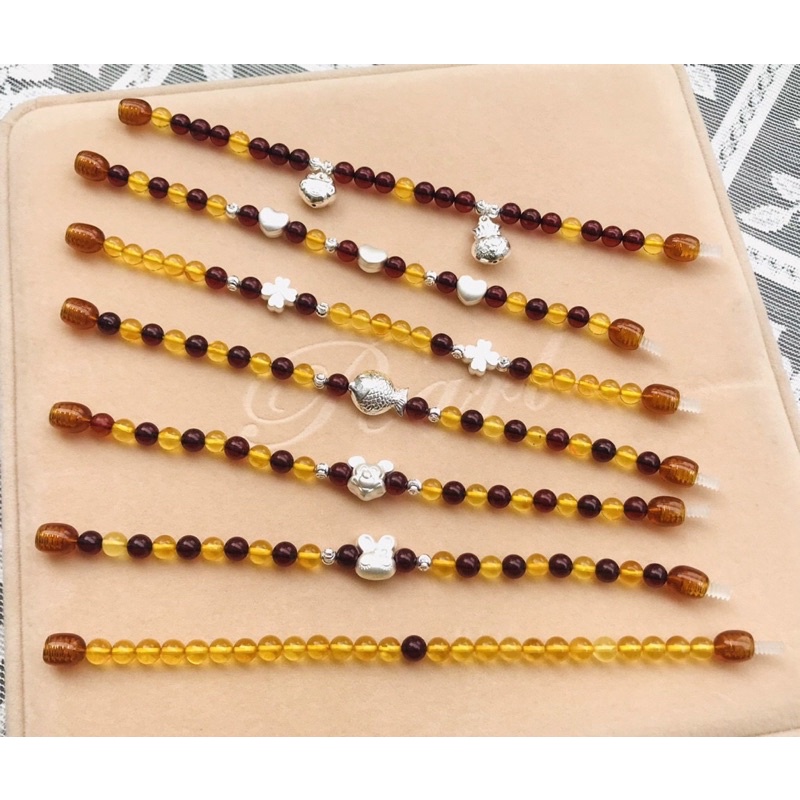 Vòng tay hổ phách tự nhiên cho bé mix charm bạc