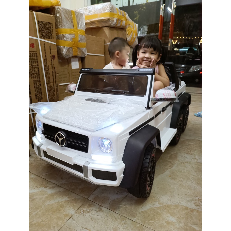 Xe ô tô  điện cho bé Mercedes G63 AMG-WF189 2 chân ga ghế to rộng có điều khiển từ xa