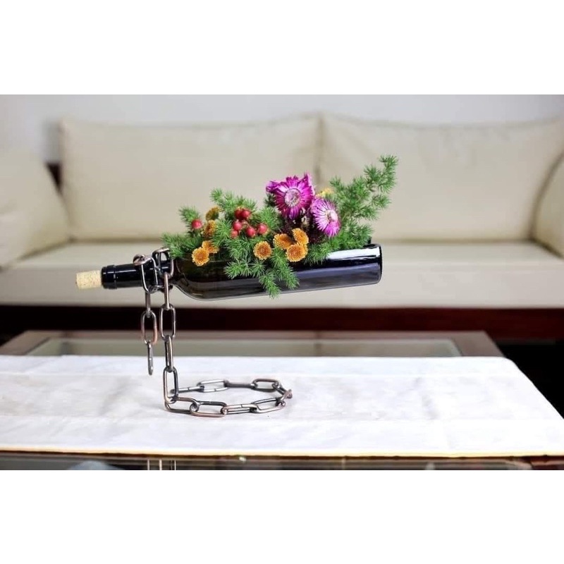 Lọ hoa thuỷ tinh decor dạng chai kèm dây xích độc đáo