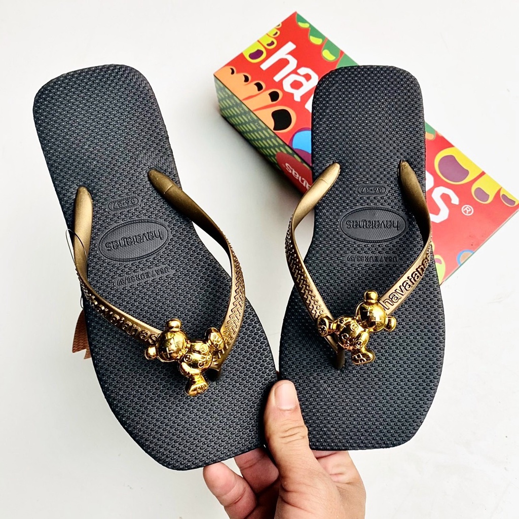 Dép kẹp xỏ ngón nữ đính charm gấu Bear thời trang cá tính, đế cao su bền bỉ êm ái nhiều màu lựa chọn.