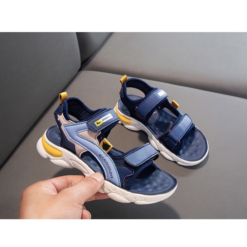 Sandal cho bé trai.