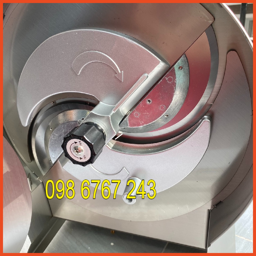 Máy Thái lát củ quả thành những lát đều, đẹp mắt, không hao hụt, nát vụn. Máy chạy điện và quay tay