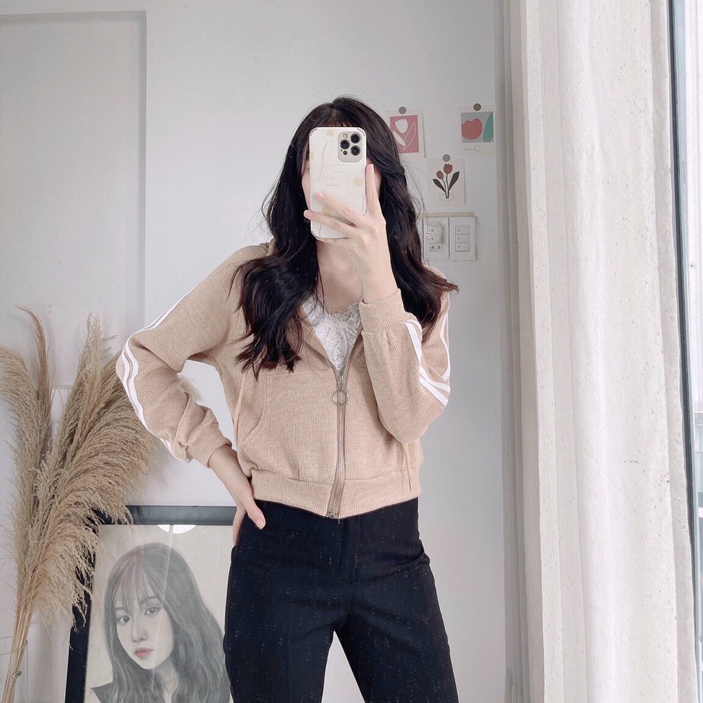 Áo khoác form ngắn phần tay viền sọc cá tính năng động thể thao