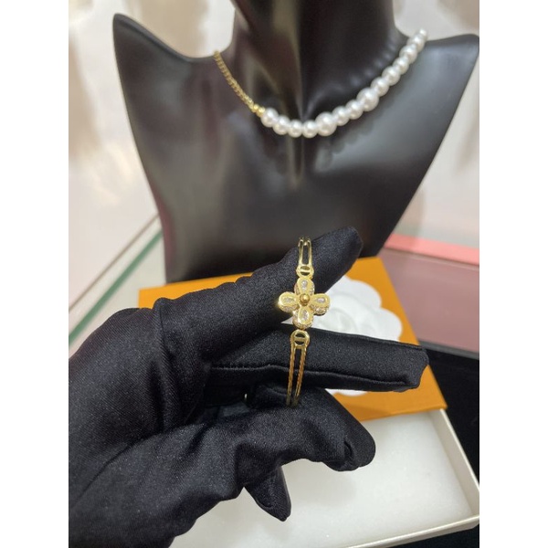 Vòng tay titan hoa đá