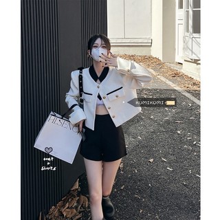 Set áo khoác croptop trắng cổ tàu & quần short vải