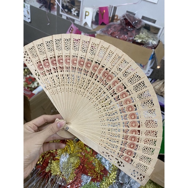 Quạt gỗ thơm trang trí