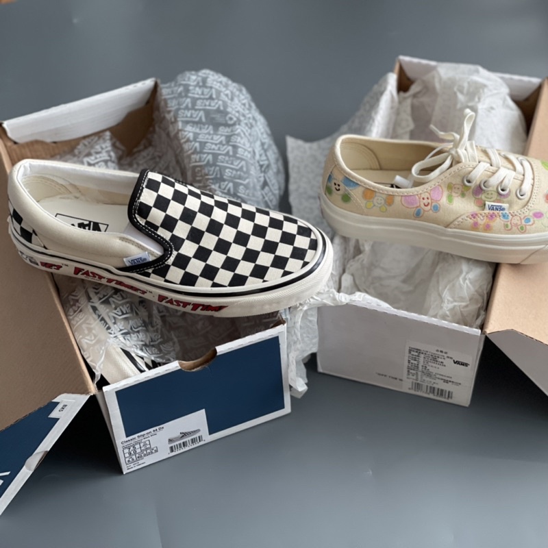 Giày thể thao hoạ tiết caro và hoa