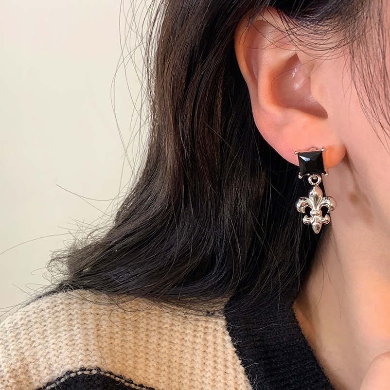 Khuyên Tai Ngôi Sao Đen Đính Đá Độc Đáo Phong Cách 2022