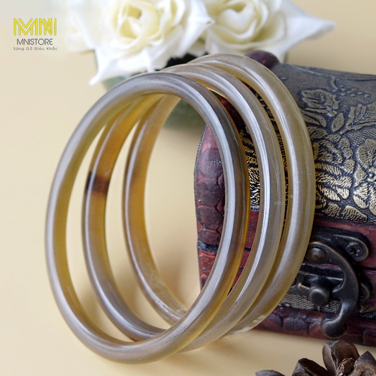 Vòng tuần sừng đeo tay màu sắc Trắng lưa kích thước 5,5-7,5cm dày 0,4-0,8cm trang sức đeo tay dành cho các chị em