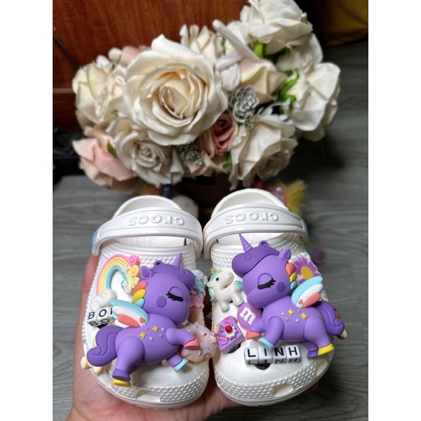 Dép croc" full charm pony tím,cô gái váy hồng