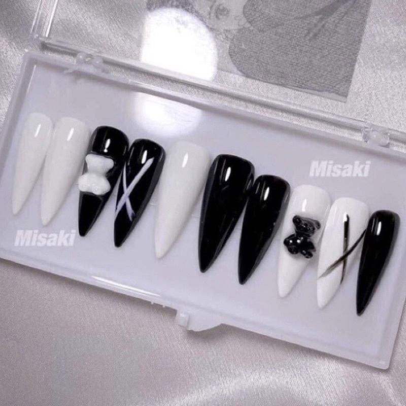 Nailbox thiết kế đen trắng đính gấu