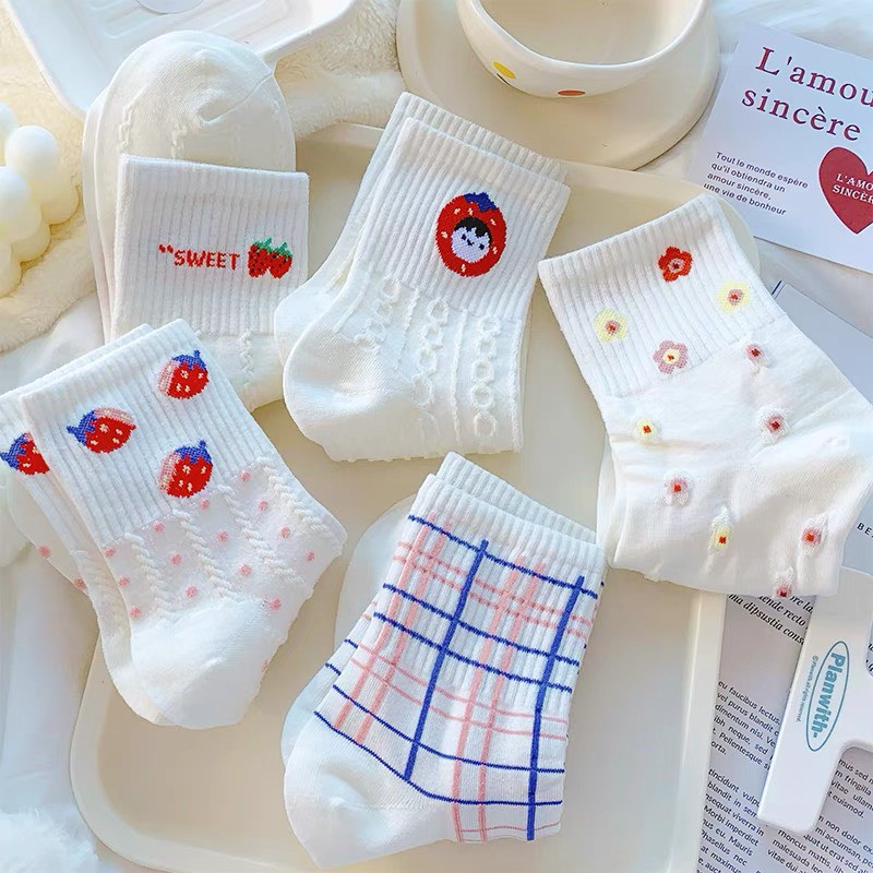 Tất nữ cổ lửng tone màu trắng trang nhã họa tiết quả dâu