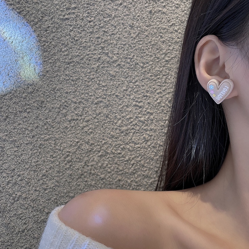 Bông Tai Màu Hồng Phối Lông Hình Trái Tim Dễ Thương Thời Trang Thu Đông