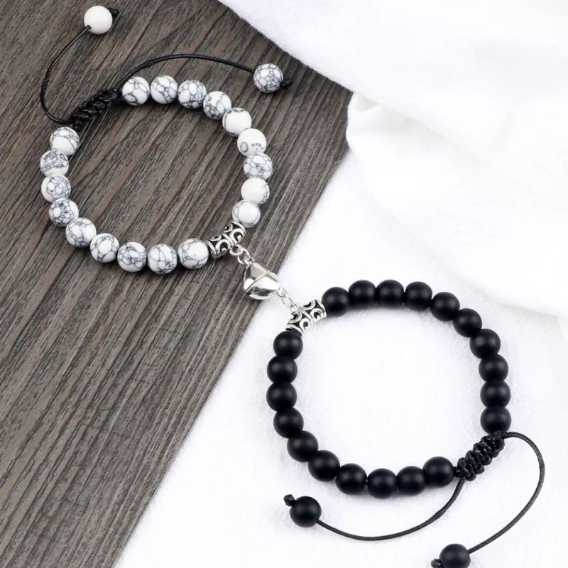 Bộ 2 vòng tay đá ngọc lam 8mm màu trắng và đen có nam châm hít cho cặp đôi, vòng tay đôi nam nữ thời trang.