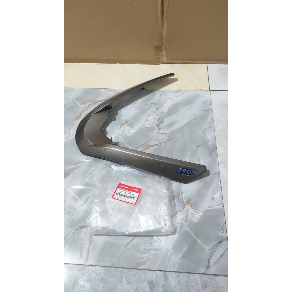 Bộ ốp trang trí mặt trước - chữ V HONDA PCX 125 năm 2014 màu Xám. *YR320M* (64300K35V00ZA)