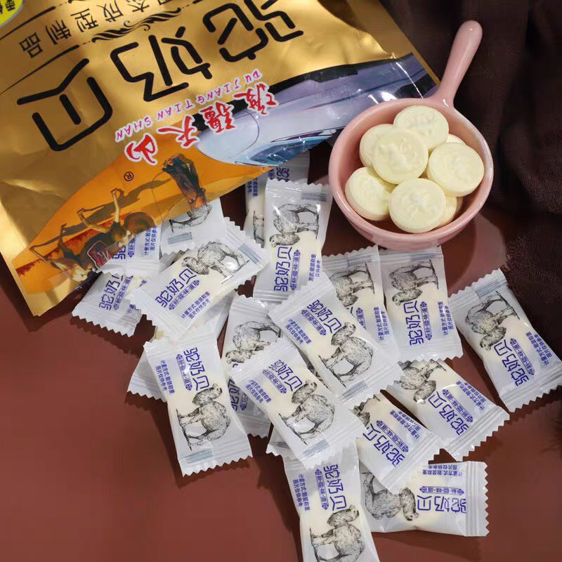 Gói kẹo sữa lạc đà - vàng trắng trên sa mạc