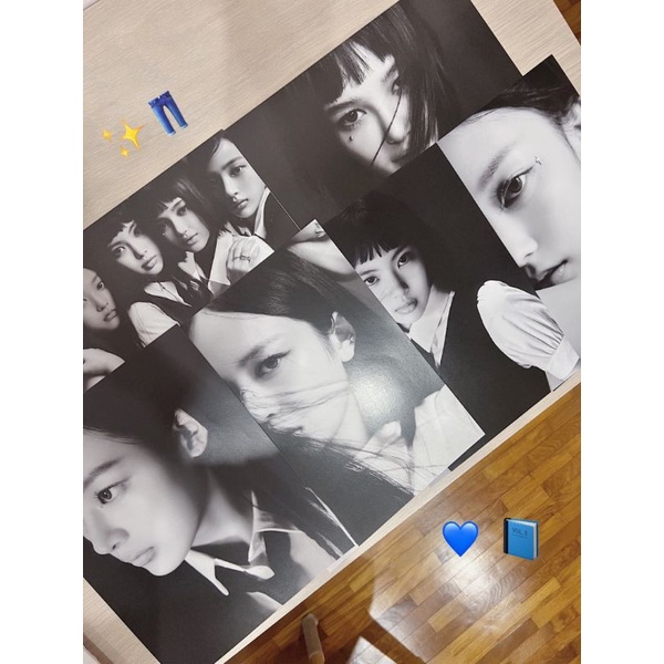 Poster NewJeans trong album New Jeans ver Bluebook