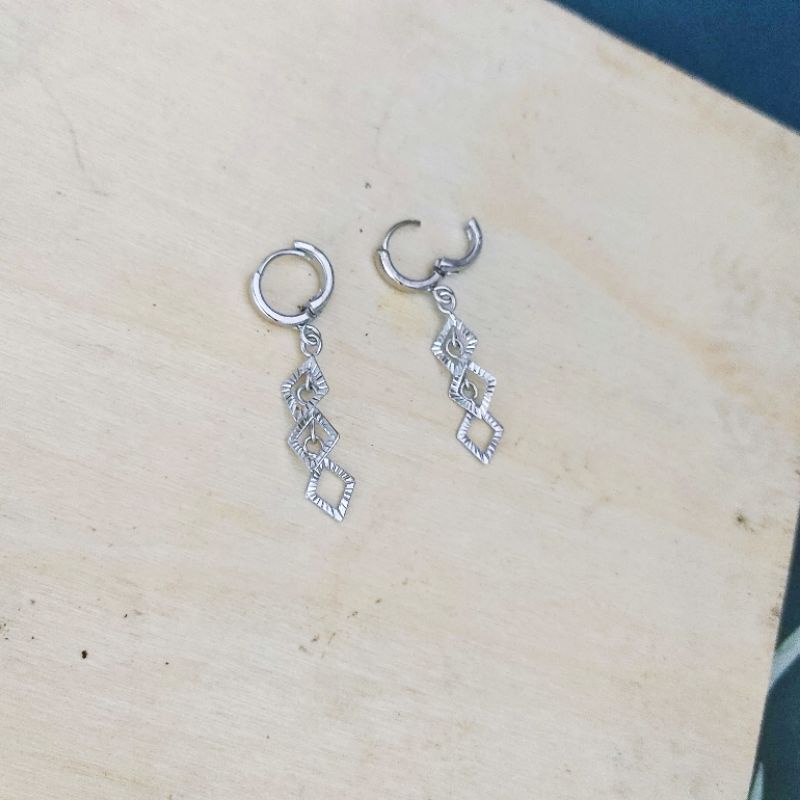 Bông tai khoen tròn inox tòn ten 3 hình thoi chạm chiếu sáng đẹp không đen