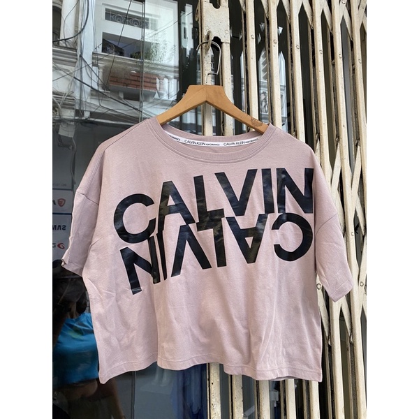 Áo crop top C K