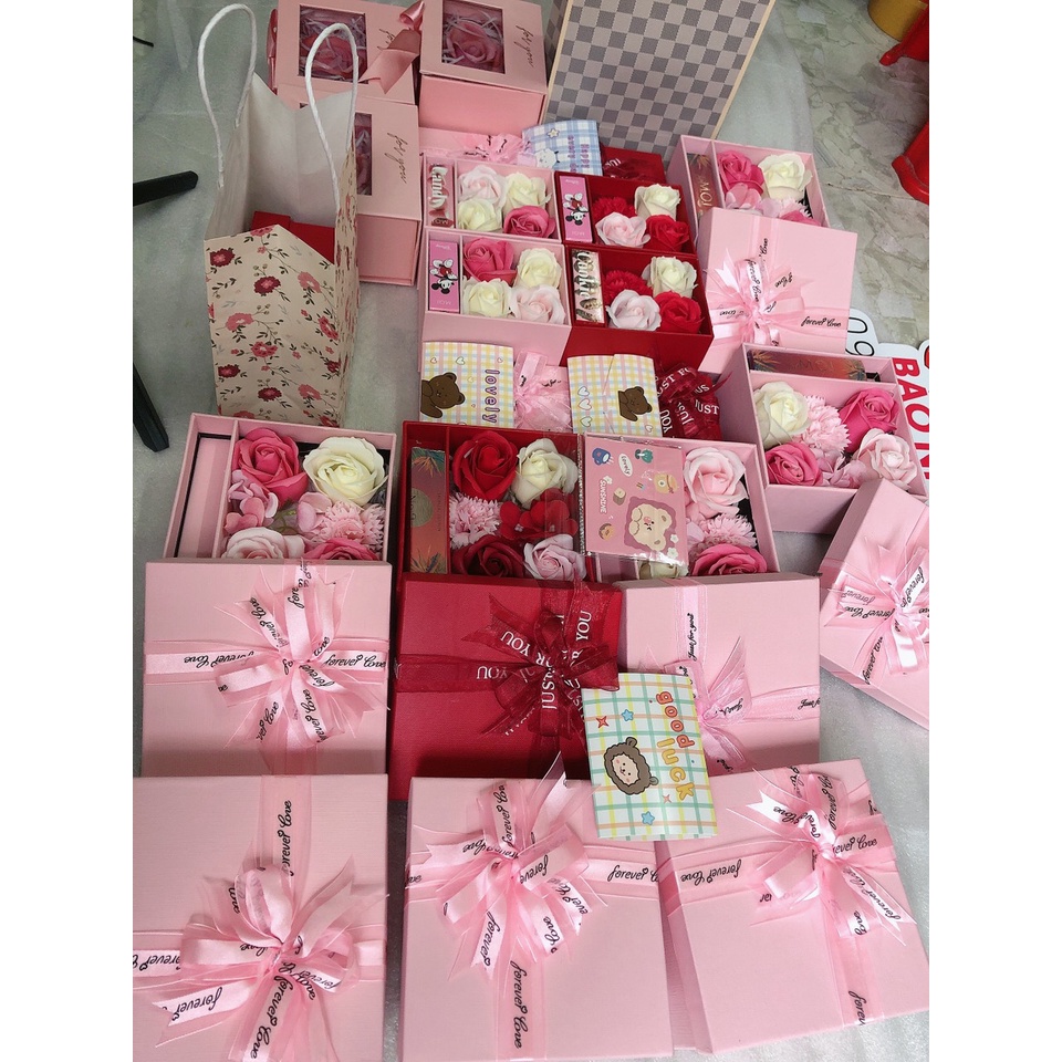 HỘP HOA SÁP  THƠM KÈM TÚI GIẤY VÀ THIỆP SON DÀI .KÍCH THƯỚC 13.5 x13.5 x 8 .HỘP M.O.I 20 x 25 x 11