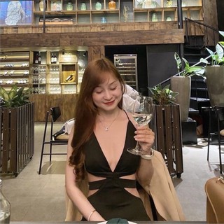Đầm Đen khoét eo đi tiệc