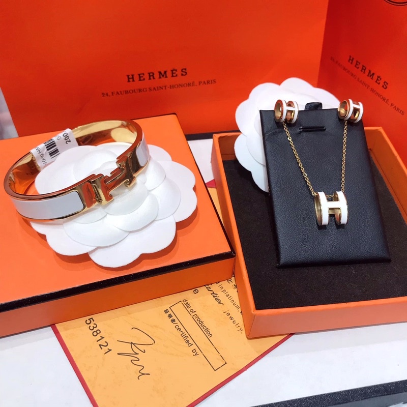 Vòng HM trắng viền bạc