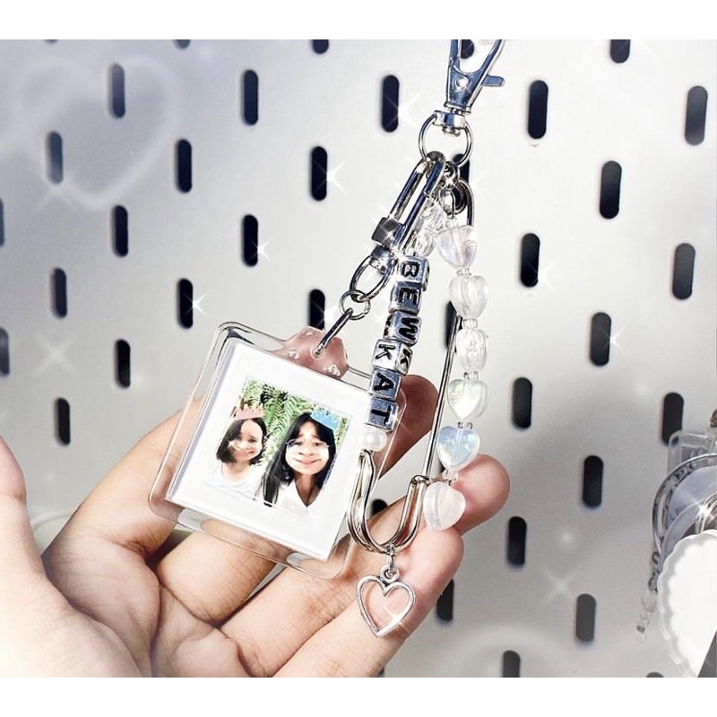 Móc khoá mica trái tim dây hạt cườm