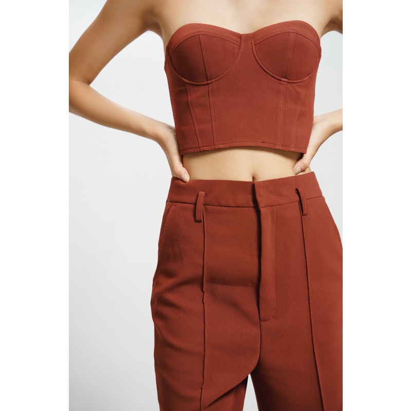 Quần ống đứng cạp cao MONO TALK đường mí trang trí chạy dọc thân, túi chéo (Đỏ Boocdo) B30035TK