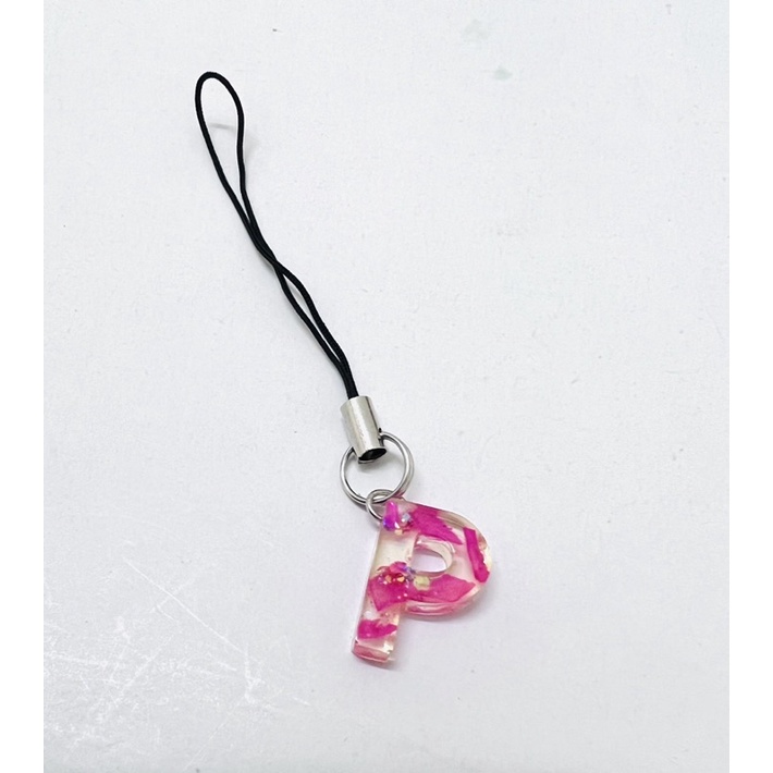 Móc khóa dây chữ cái nhũ hồng keo epoxy trong suốt