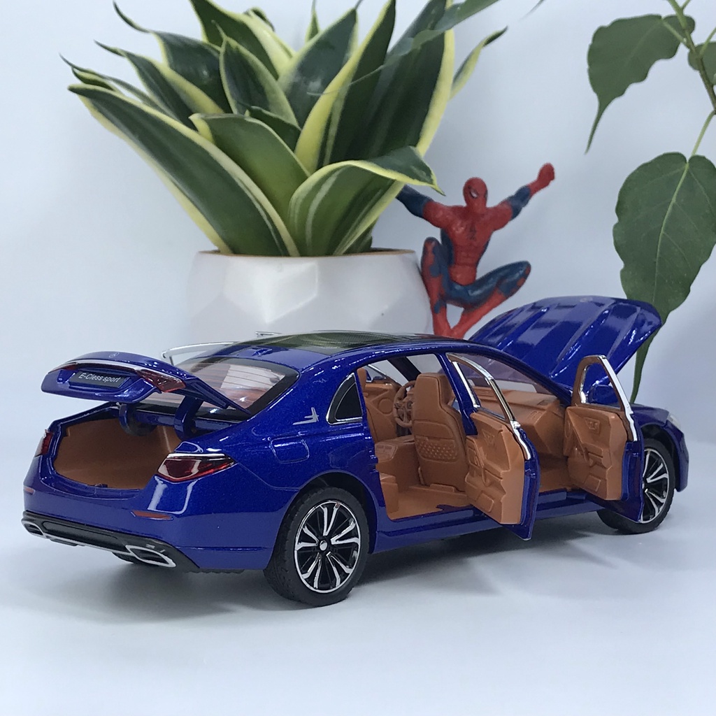 Mô hình xe Mercedes-Benz E300L tỷ lệ 1:24 bằng kim loại mẫu Sedan hạng sang