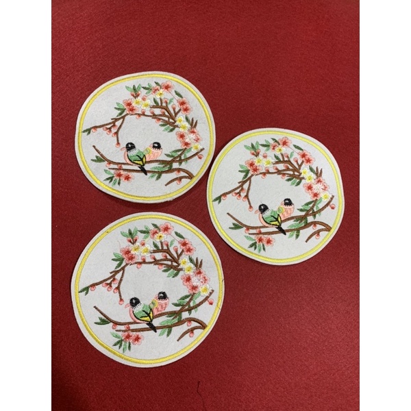 Sticker thêu là ủi tròn chim đôi vàng