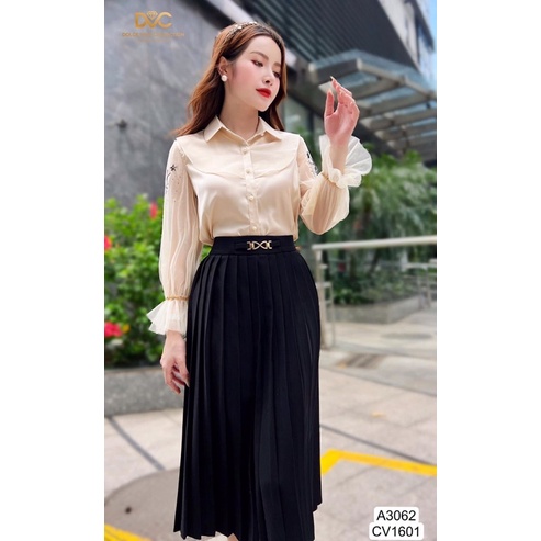 A3062 cv1601 áo sơ mi màu be và chân váy xếp ly màu đen