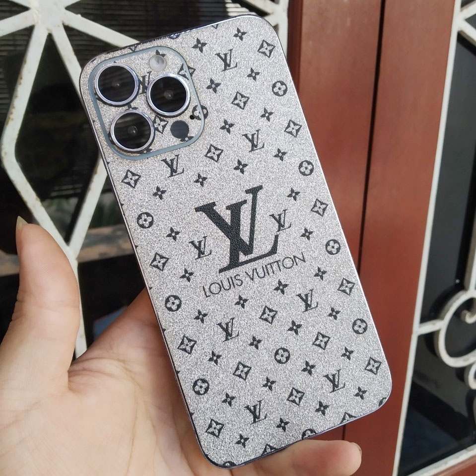 Dán skin Iphone kim tuyến bạc LV chữ lớn 6/6s tới 14promax full lưng viền