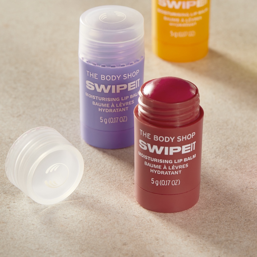 Son dưỡng môi The Body Shop Swipe It Moisturising Strawberry Lip Balm 5G