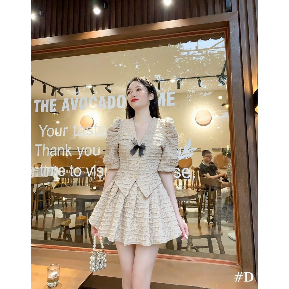Sét váy nữ thời trang mặc đi chơi chất gấm áo cổ V phối nơ cài nút tay phồng ngắn mix chân váy xoè xếp ly bánh bèo