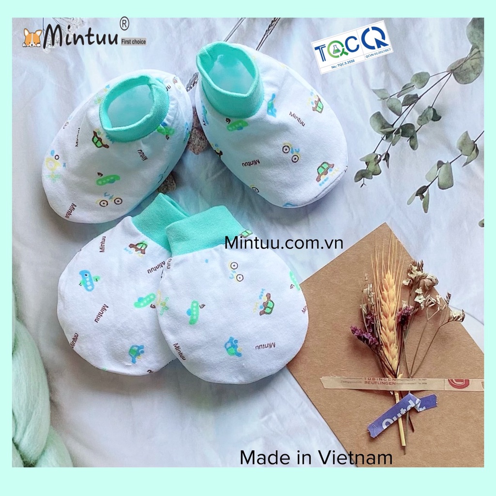 Bộ bao tay bao chân sơ sinh trắng in bông cổ bo, bé 0-6 tháng (3 - 9 kg)   thương hiệu MINTUU, chất liệu vải 100% cotton