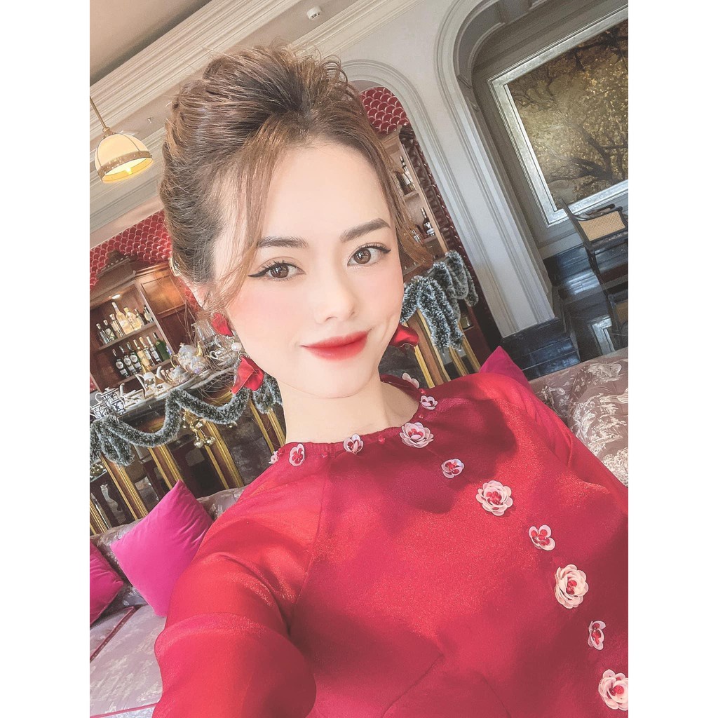 Áo dài cách tân xẻ tà thiết kế đính hoa nổi kết hợp cổ tròn đơn giản phù hợp cho các nàng