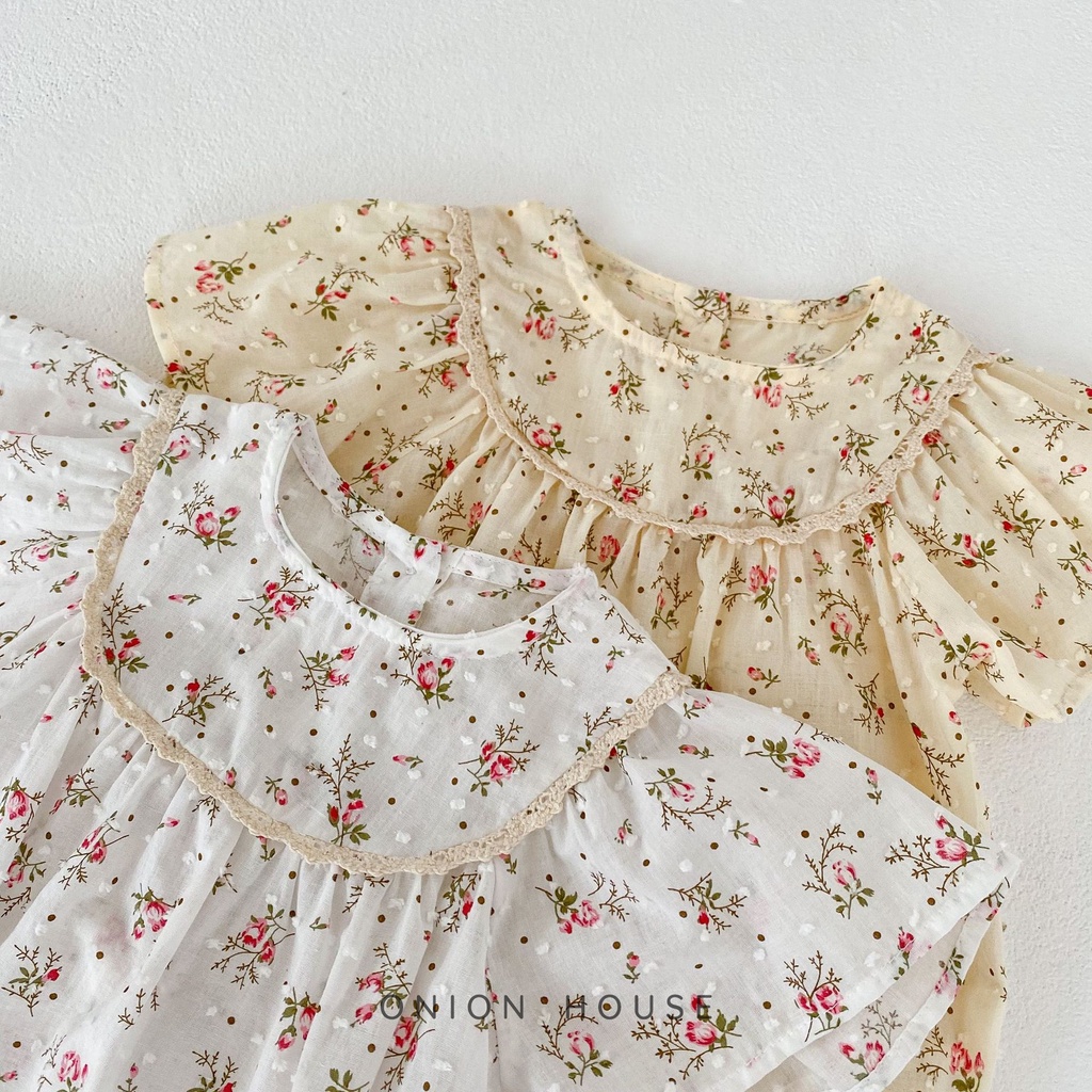 Bộ đồ liền thân trắng vàng hoa nhí tay cánh tiên viền ngực bé gái