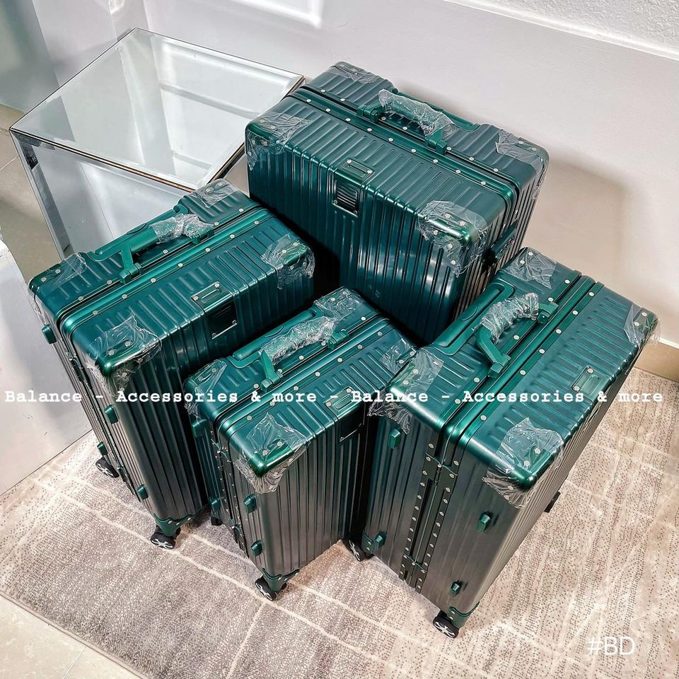 vali du lịch mã 034 loại 1 với khung nhôm chắc chắn ,xài theo mật khẩu khóa số chống trộm ,chống bể vở hoàn toàn