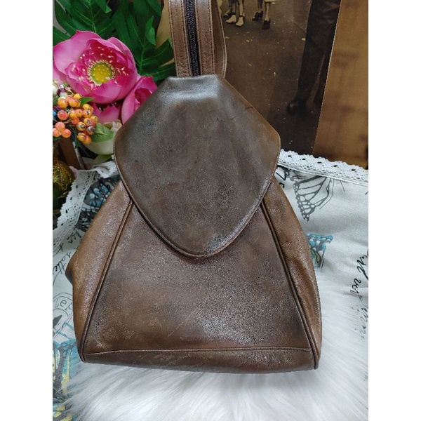 Ba lô da bánh ú form âu Ngang 31x 23 khoen khóa vàng óng, da không đều màu, da thì chất khỏi bàn.