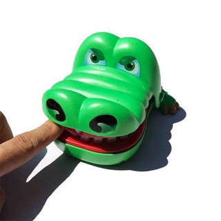 Cá sấu cắn tay