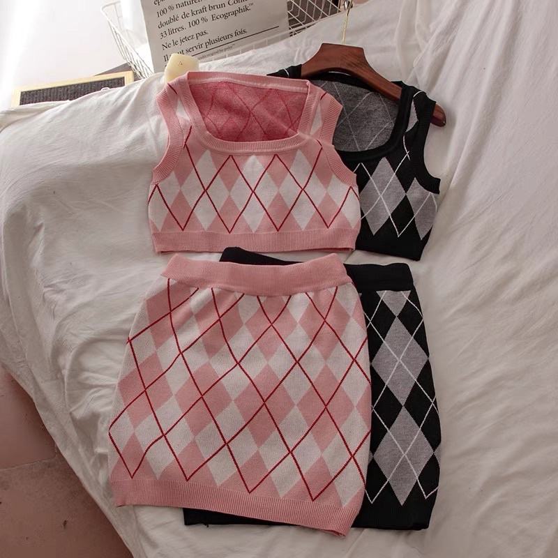 Set Váy Croptop Hoạ Tiết Quả Trám Và Sơmi Tay Dài Năng Động