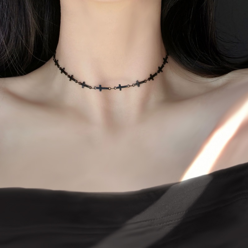 Vòng cổ Choker Mặt Thánh Giá Màu Đen Và Bạc Thời Trang