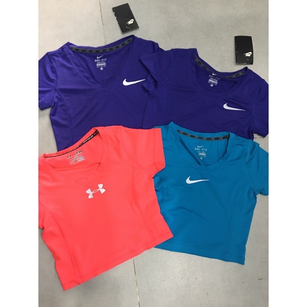 Áo croptop thể thao nữ.