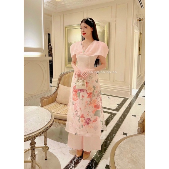 Áo dài thiết kế cổ V đính đá không kém phần thanh lịch với thiết kế phối Hoa với màu hồng pastel