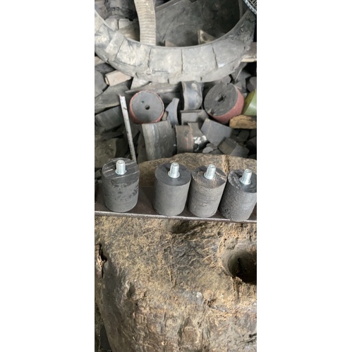 4 cục cao su nâng ghế lái cho xe ô tô.